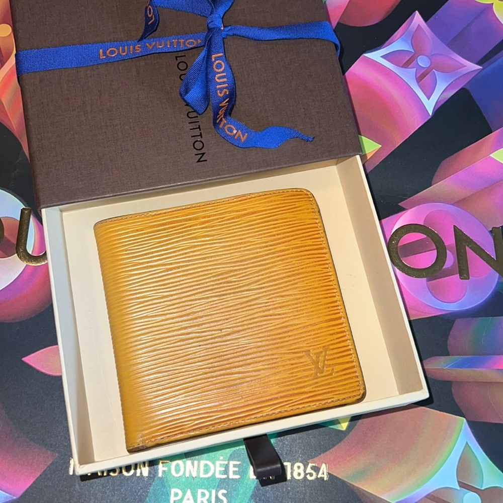 Authentic Louis Vuitton epi bi fold wallet unisex